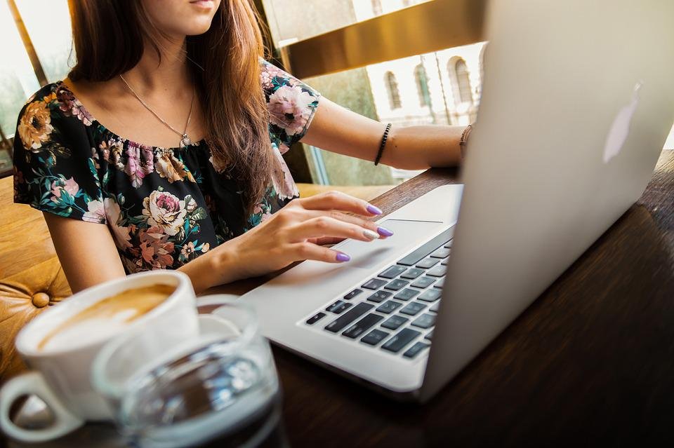 Mujer buscando trabajo en Linkedin